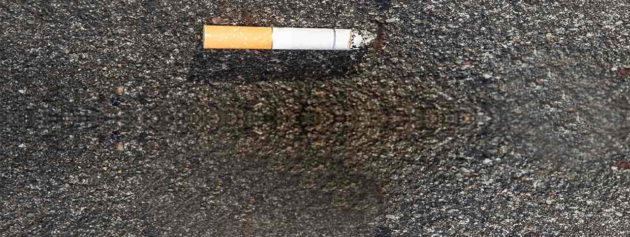 Eine Zigarette wird am Boden ausgetreten