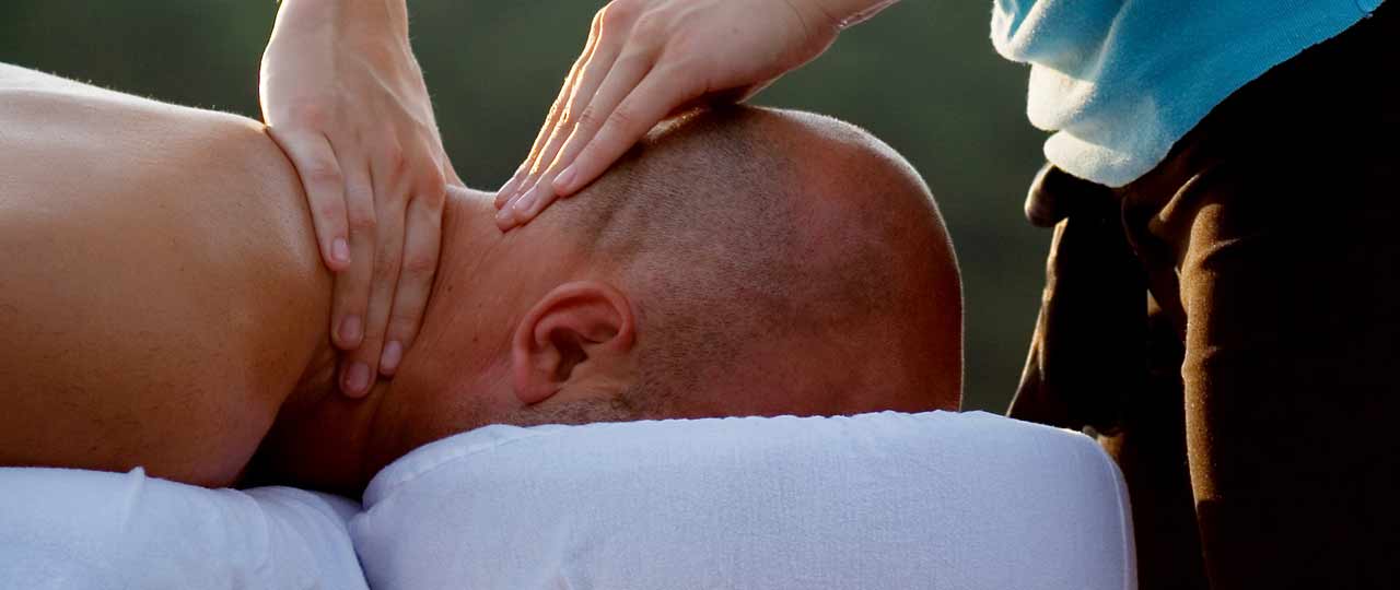 Alternatives Heilmittel, die Massage, wird im Nacken angewendet