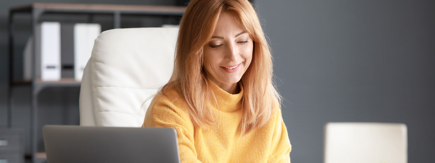 Eine Frau bei der Online-Therapie vor einem Computerbildschirm.