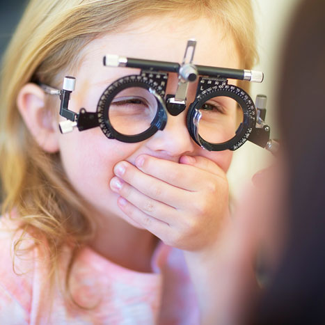 Ein kleines Mädchen bei der Augenkontrolle.
