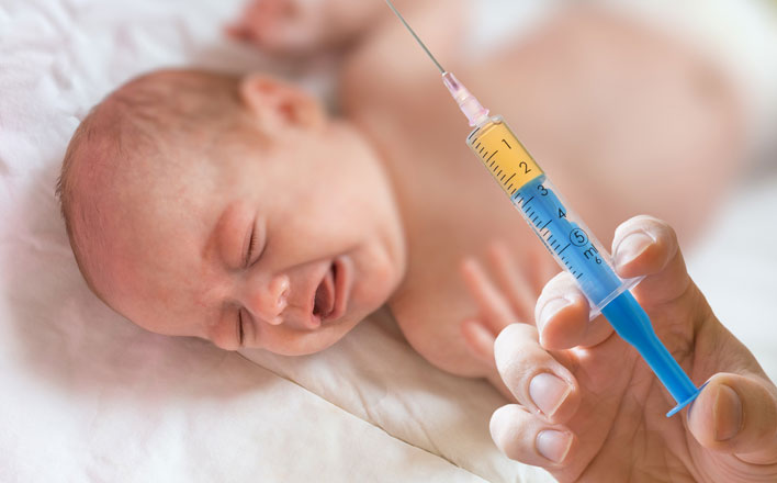 Baby und Injektionsnadel