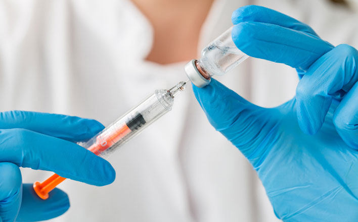 Impfserum wird auf eine Spritze aufgezogen