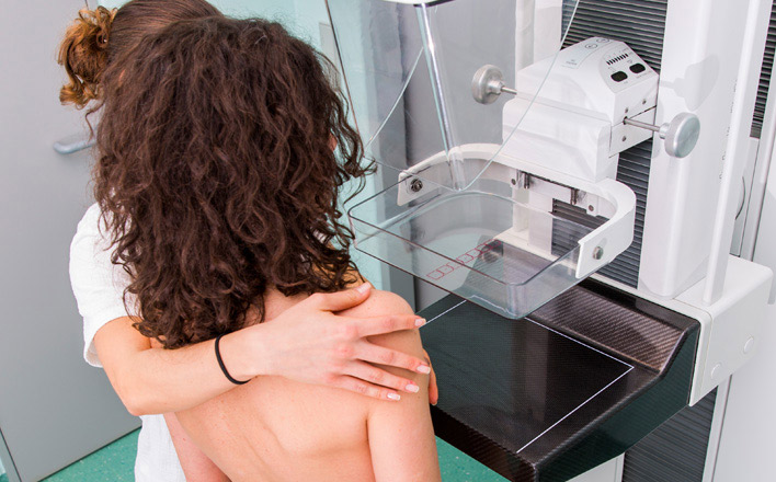 Frau mit Arzthelferin in einem Mammografieraum