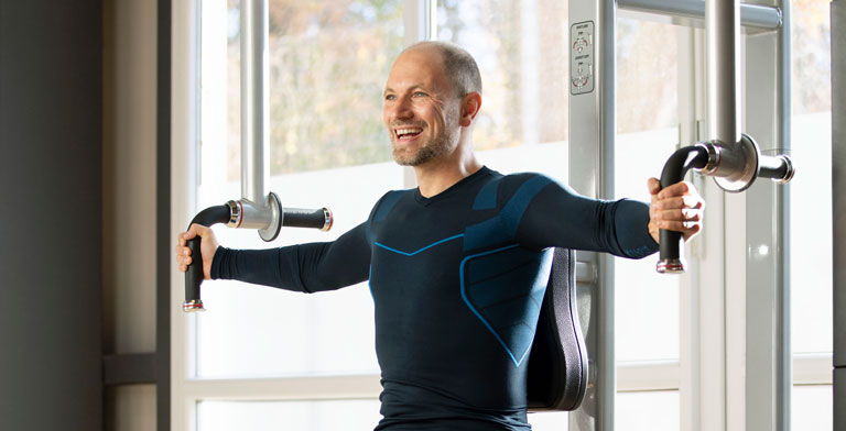 Bonusprogramme. Ein Mann beim Sport - er nutzt die Bonusprogramme der KNAPPSCHAFT.