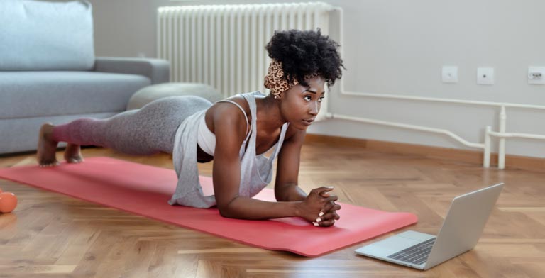 Rückenkurs ABJETZT/FIT. Eine junge Frau nimmt am Rückenkurs Abjetzt/Fit online teil.