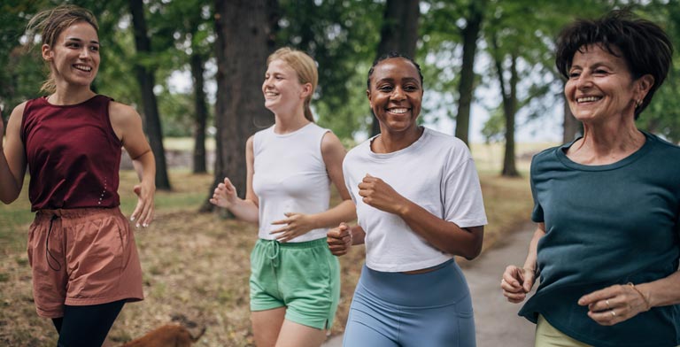 Gesundheitskurse und -angebote. Eine Gruppe von Frauen beim Joggen - sie nutzen Gesundheitsangebote und -kurse.