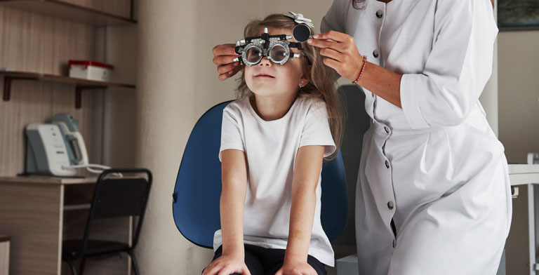 Caterna: Spielerische Hilfe bei Sehschwäche. Ein kleines Kind beim Augenarzt bei einem Sehtest.