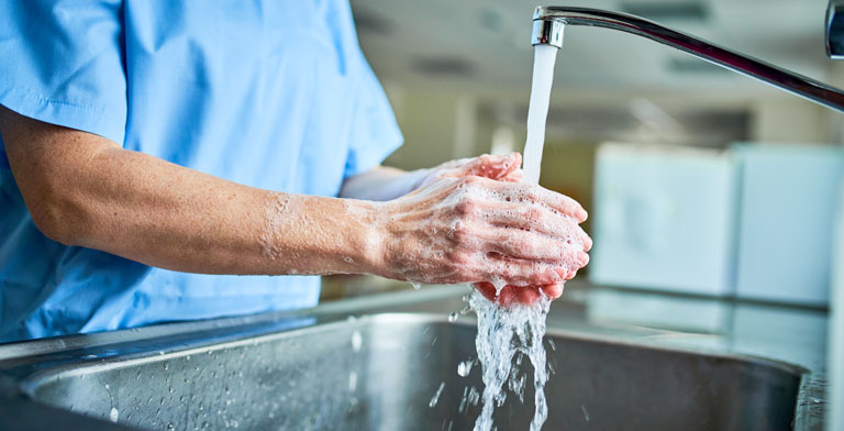 Jeder macht mal Fehler. Ein Arzt wäscht sich die Hände.
