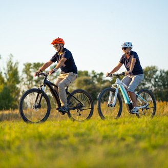 Zwei Senioren bei einer Fahrradtour. Zwei Senioren bei einer Fahrradtour.