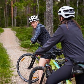Zwei Frauen auf einer Fahrradtour in einem Wald machen ein Pause. Zwei Frauen auf einer Fahrradtour in einem Wald machen ein Pause.