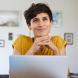 Eine junge Frau nimmt zu Hause an der Online-Psychotherapie teil. Eine junge Frau nimmt zu Hause an der Online-Psychotherapie teil.