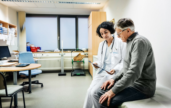 10 wichtige Organspende-Fakten Ein Mann informiert sich bei einer Ärztin über Fakten zur Organspende.