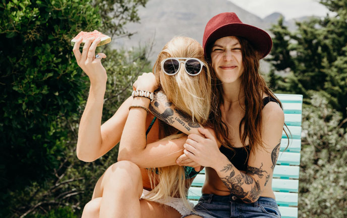 Die Follikelphase. Was passiert hier im weiblichen Zyklus? Zwei Frauen symbolisieren die Symptome in der Follikelphase