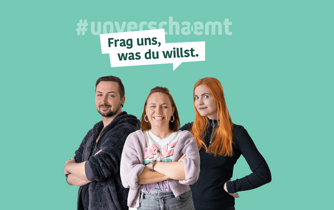 Online-Beratung zur Sexualität: #unverschaemt. Drei Health Adviser vom unverschaemt Projekt vor einem grünen Hintergrund. Über ihnen steht der Schriftzug "unverschaemt - frag uns was du willst"