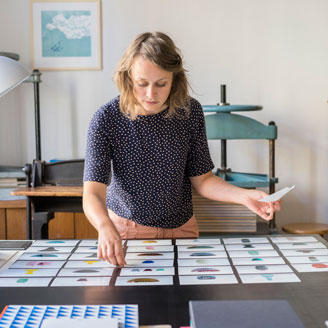 Eine Selbstständige Grafikerin bei der Arbeit. Eine Selbstständige Grafikerin bei der Arbeit.