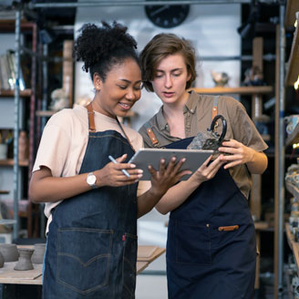 Zwei Arbeitnehmende in einer Töpferei. Zwei Arbeitnehmende in einer Töpferei.