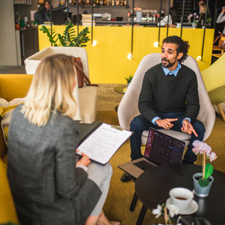 Ein Mann bei einem Bewerbungsgespräch. Ein Mann bei einem Bewerbungsgespräch.