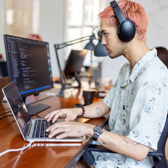 Ein Student sitzt vor einem Computer. Ein Student sitzt vor einem Computer.