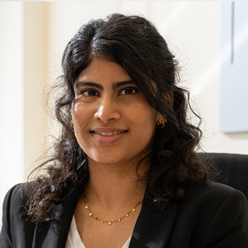 Portrait von Sangkeetha Sabanayagam, Mitarbeiterin im Service-Center der Knappschaft. Portrait von Sangkeetha Sabanayagam, Mitarbeiterin im Service-Center der Knappschaft.