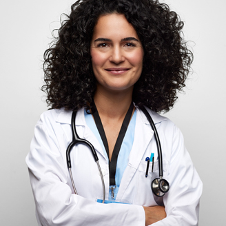 Eine junge Ärztin schaut lächelnd in die Kamera. Eine junge Ärztin schaut lächelnd in die Kamera.